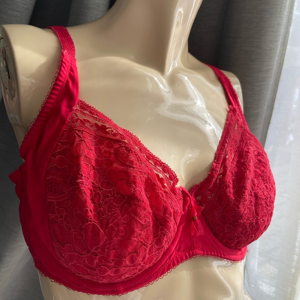 38DD Wacoal Red Eternal Full cup ace Bra  **Damaged Cup*** Free W/ Purchase